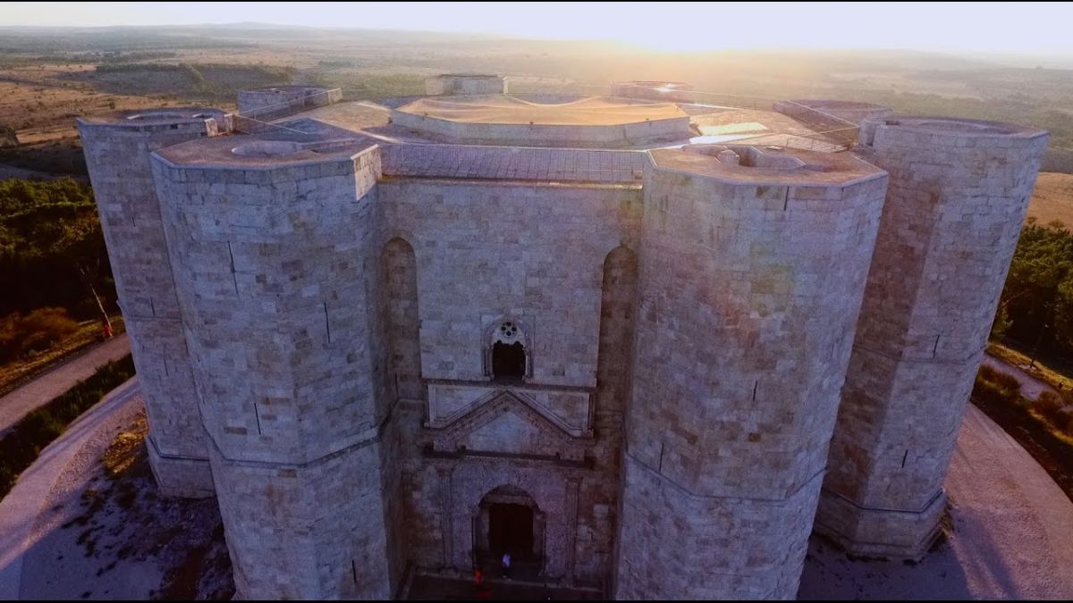Castel del Monte, uno dei castelli più belli d'Italia, visto dal drone