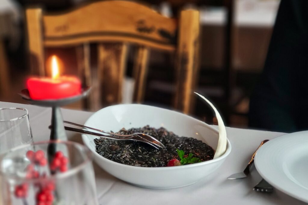 Le “tagliatelle al nero di seppia”: il primo piatto di mare che devi ordinare a Gallipoli