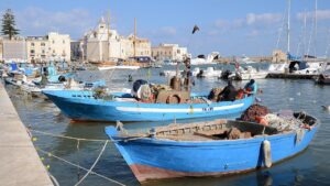 La "spiaggia di San Foca": un porto di pescatori e un mare premiato con la Bandiera Blu