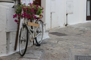 La "città bianca" di Ostuni: il trucco per non perdersi nel suo labirinto di vicoli