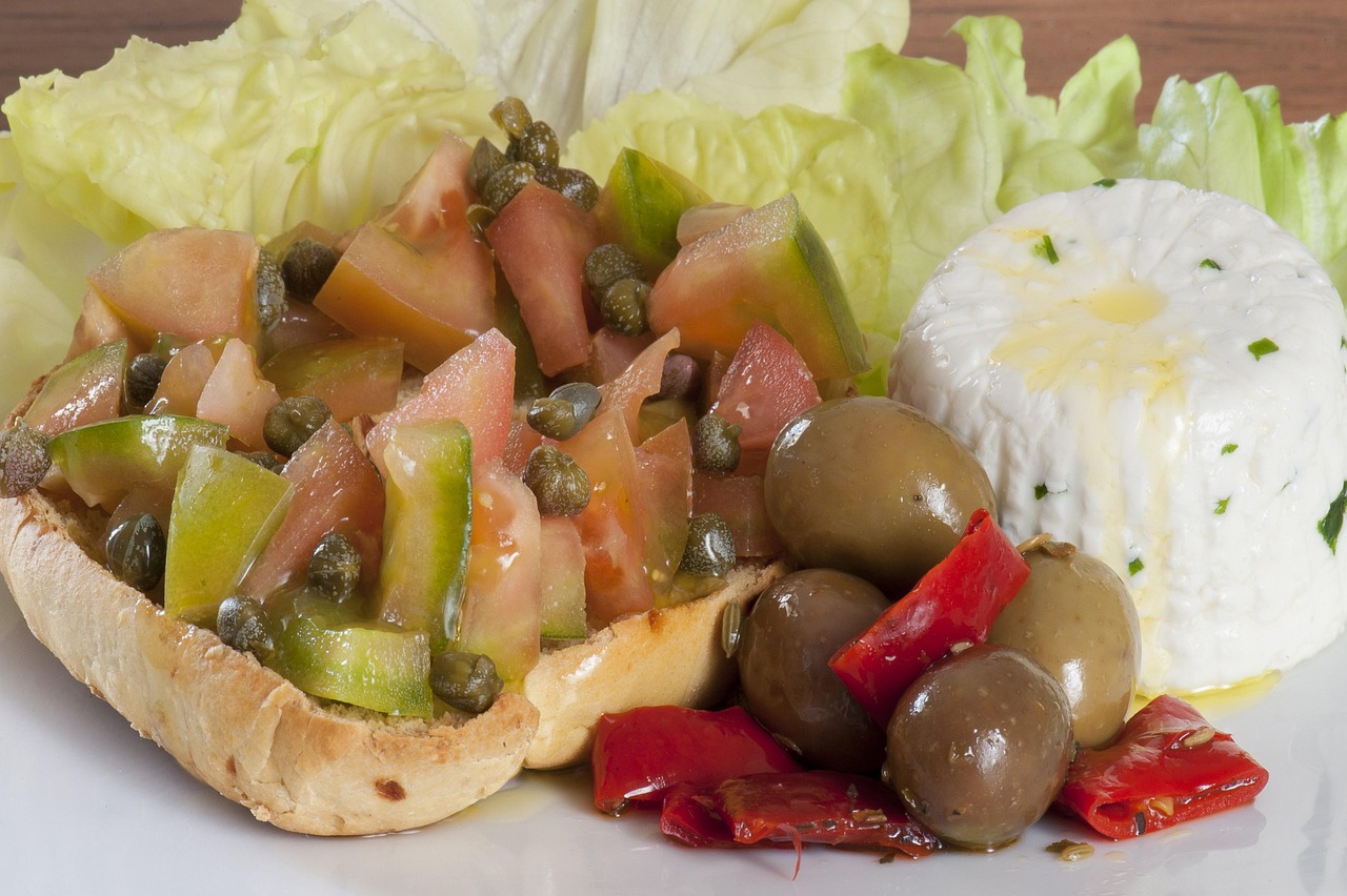 Piatti tipici pugliesi serviti su un tavolo, con ingredienti freschi e colorati.