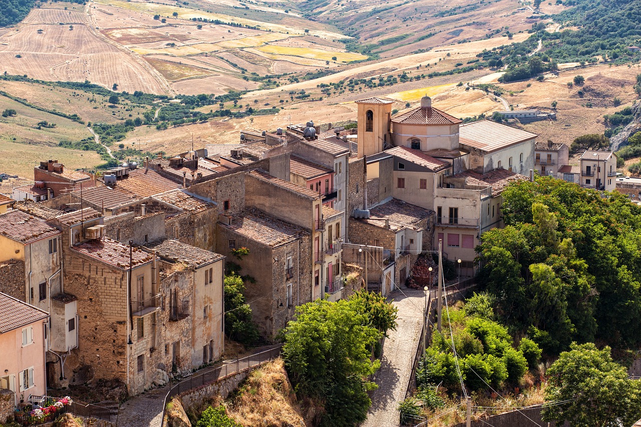 Panorama di un borgo tranquillo e affascinante, ideale per una visita lontano dalla folla.