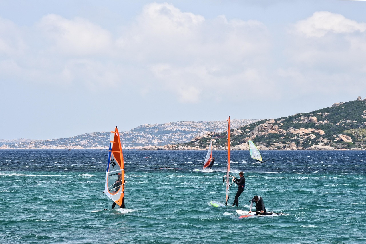 Spiaggia ventosa ideale per sport acquatici leggeri come windsurf e kitesurf.