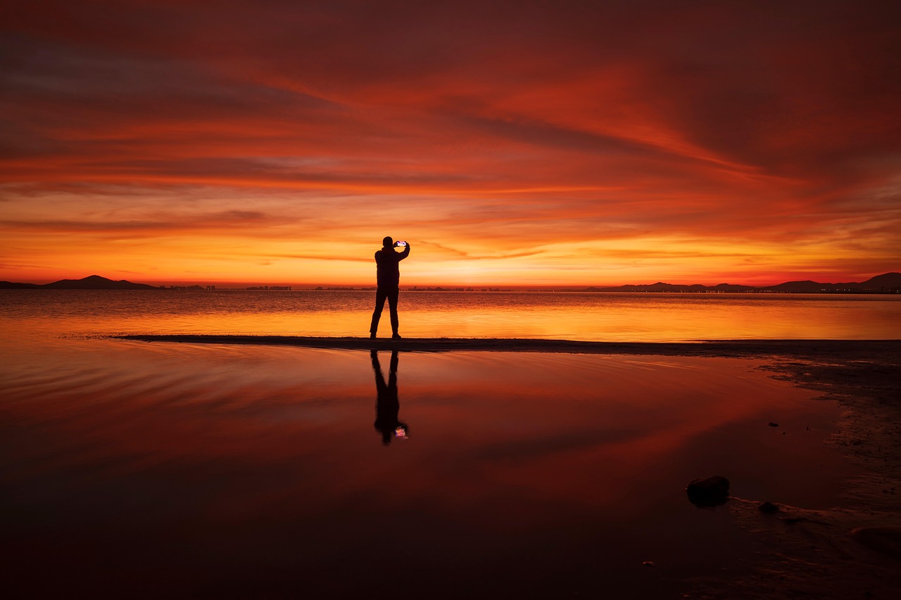 Alba sul mare con riflessi dorati, perfetta per scatti fotografici mozzafiato.