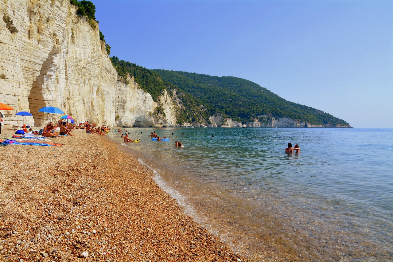 Spiaggia con fondali bassi, ideale per famiglie in cerca di relax e divertimento.