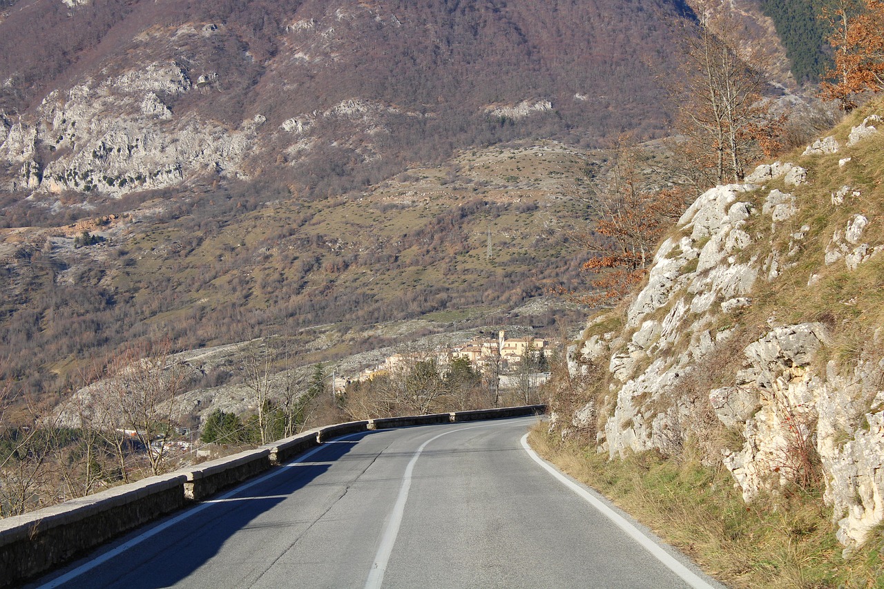 Biker su un percorso panoramico con vista mozzafiato su montagne e valle.