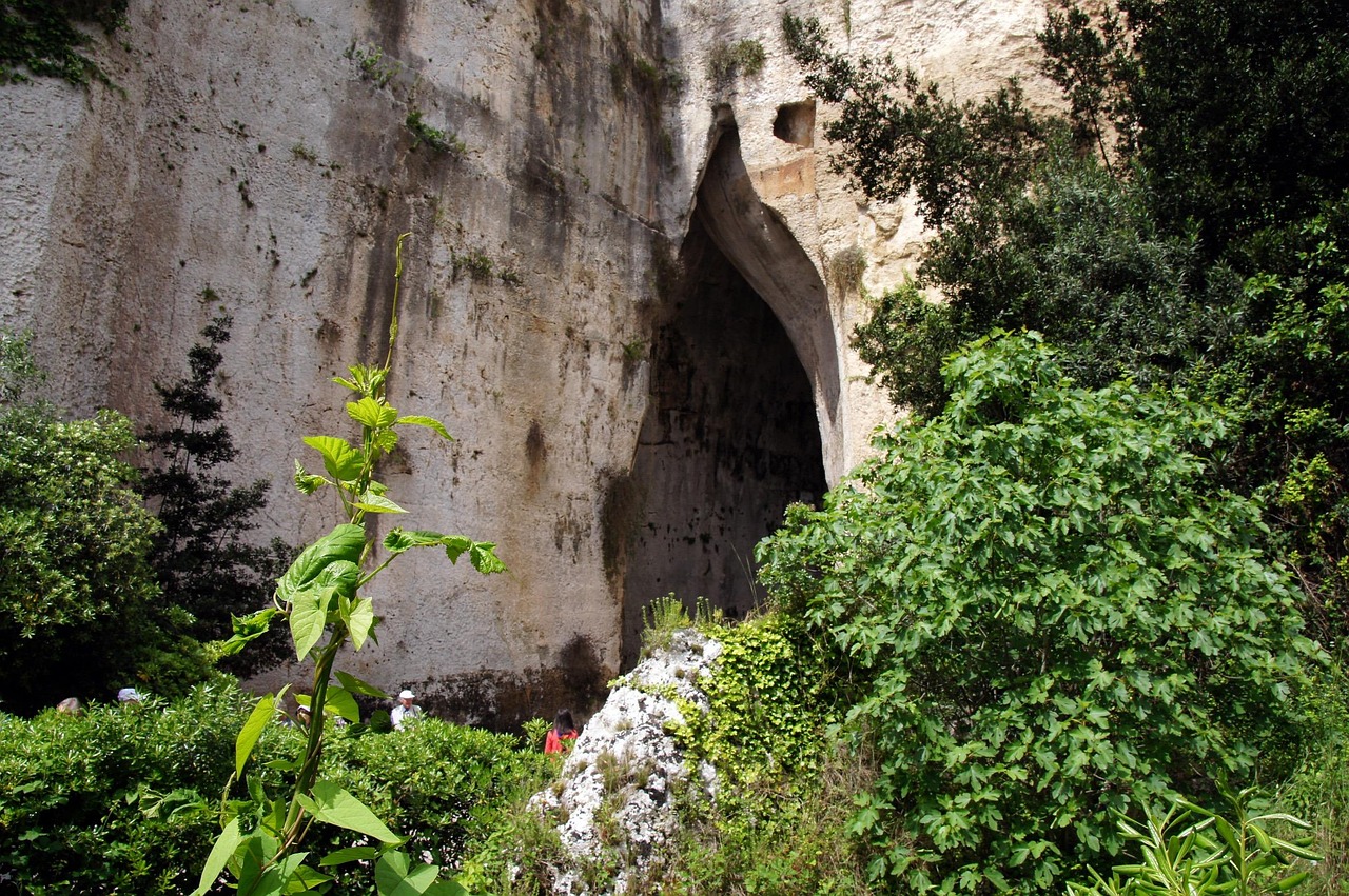 Visitatori che esplorano le grotte di Castellana in un ambiente suggestivo e tranquillo durante la bassa stagione.