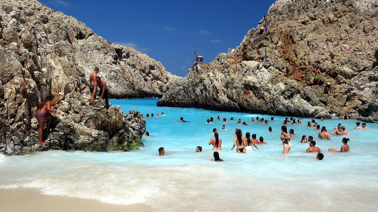 Spiaggia con acqua cristallina e sabbia fine, ideale per una giornata di relax.
