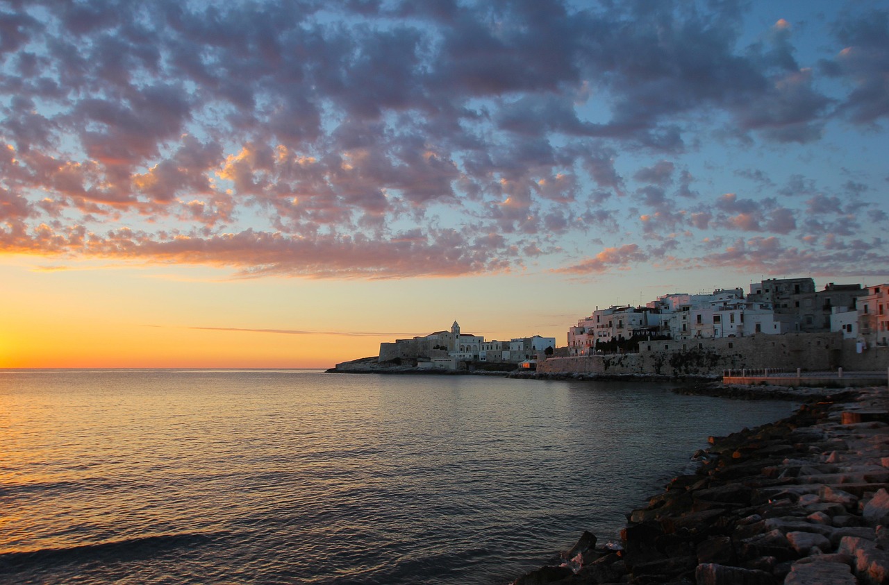 Vista panoramica di Monopoli, con il mare blu e il centro storico caratteristico.