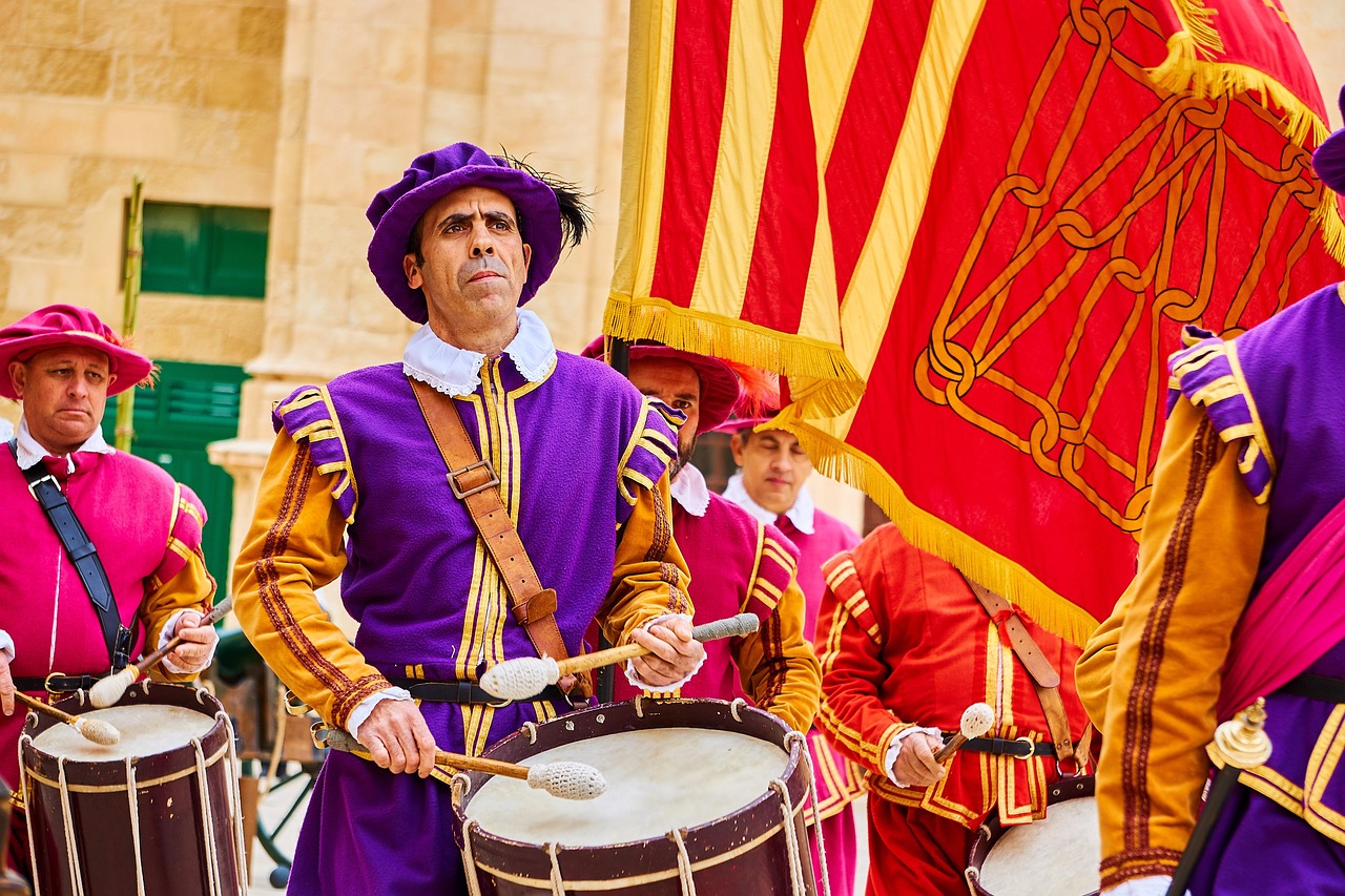 Piazza di un borgo italiano animata da musica e danza folkloristica.