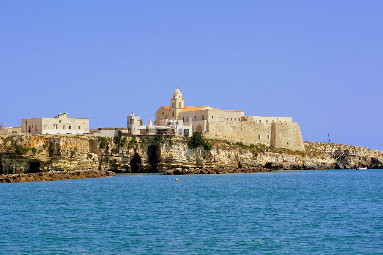 Grotte marine di Castro con acque turchesi e scogliere mozzafiato.
