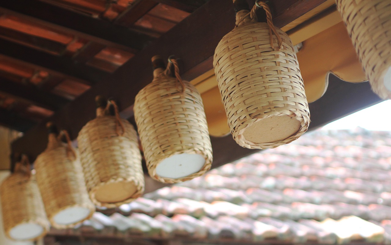 Borgo pittoresco con botteghe artigiane di liquori tradizionali locali.