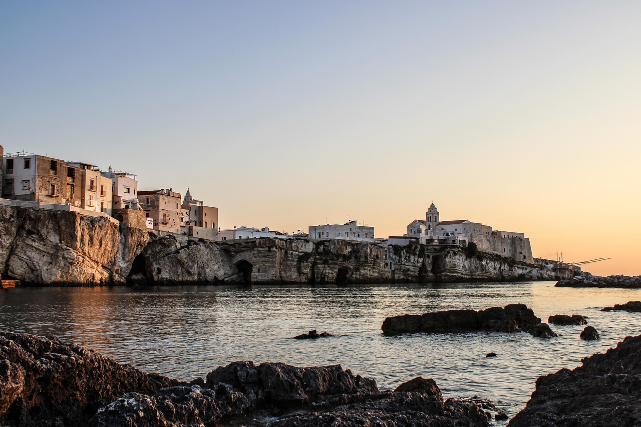 Panorama dei pittoreschi borghi e coste del Salento, con mare cristallino e architettura storica.
