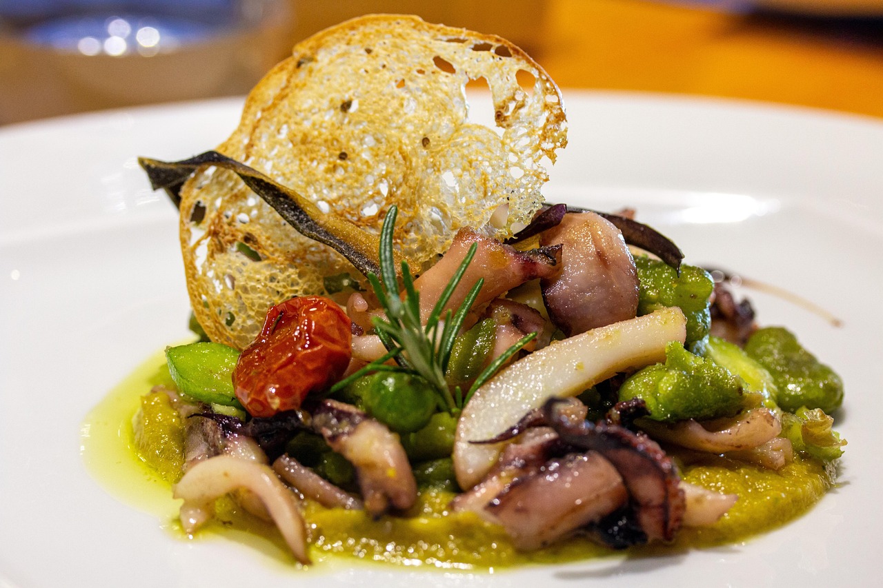 Piatti tipici della cucina salentina, come orecchiette e pasticciotto, presentati in un colorato banchetto.