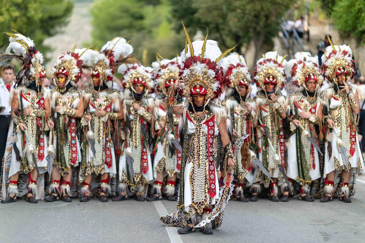 Festa patronale in un suggestivo borgo italiano con colori vivaci e tradizioni locali.