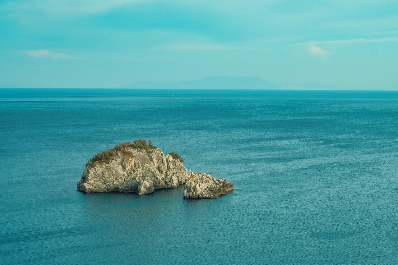 Comparazione tra le acque dell'Adriatico e dello Ionio, evidenziando le differenze di paesaggio e colori.
