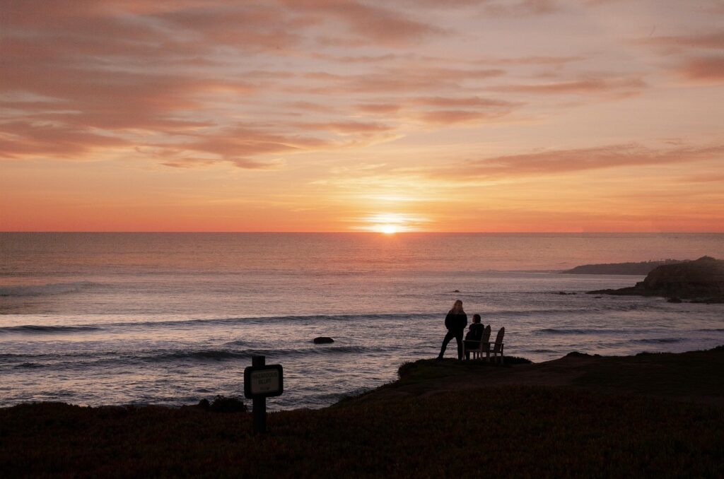 Ecco i punti migliori per ammirare le scogliere di Castro al tramonto