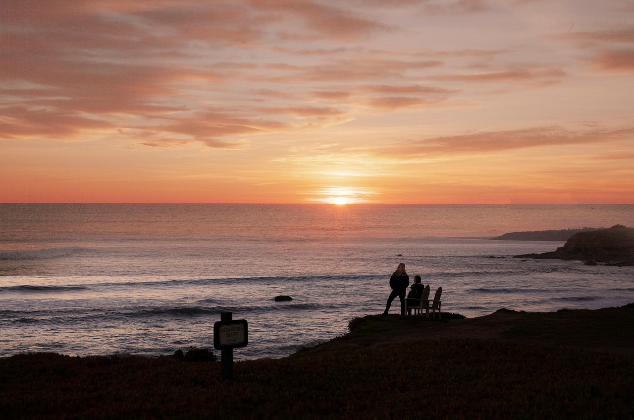 Scogliere di Castro illuminate dal tramonto, con il cielo che sfuma in tonalità calde.