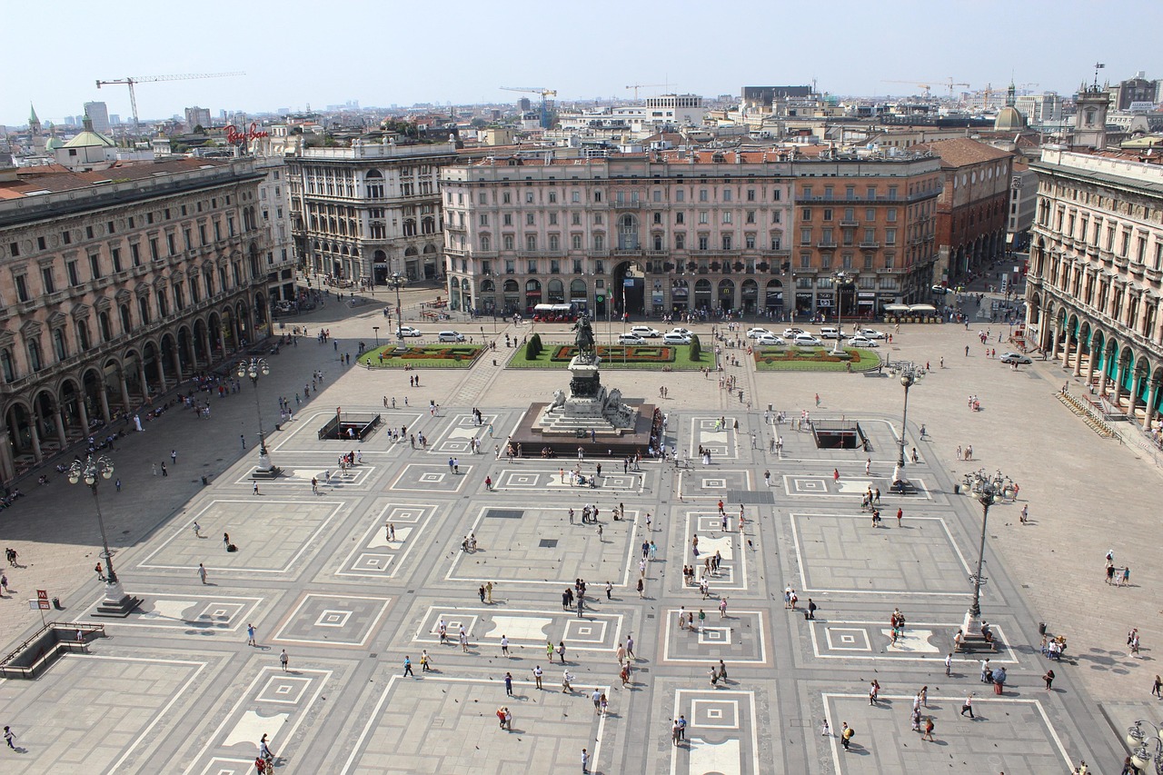 Piazza italiana affollata, con visitatori che si fermano per ammirare la bellezza e l'atmosfera unica.