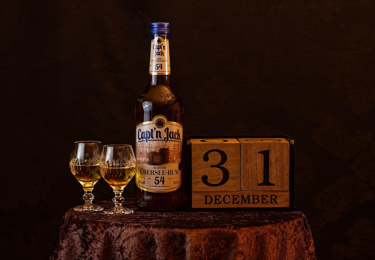 Un uomo anziano riflette davanti a documenti di pensione, simbolo di anni di lavoro e contributi.