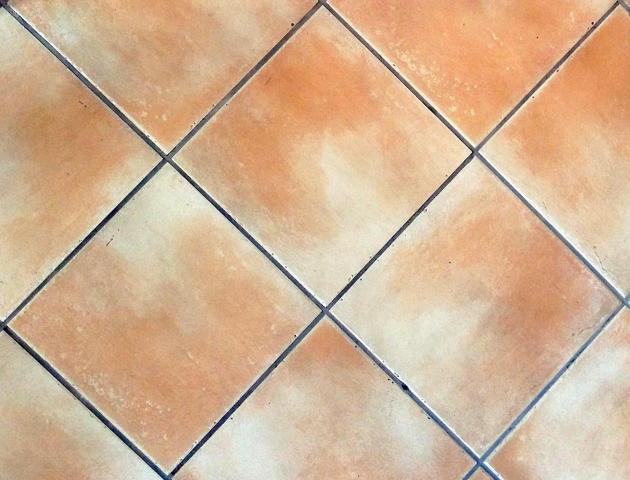 Fuga di piastrelle pulita con acqua ossigenata, evidenziando il metodo efficace per sbiancarle.