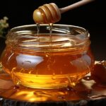 Tazza di acqua calda con miele, simbolo di benessere intestinale e controllo del peso.