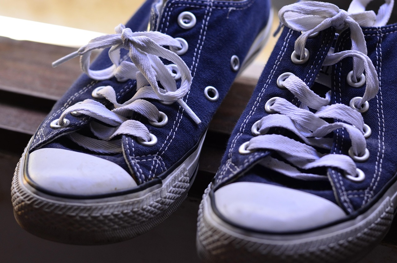 Scarpe pulite con bicarbonato, metodo efficace per rimuovere i cattivi odori.