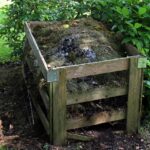 Compost fai da te in un contenitore, con materiali naturali e vegetali per fertilizzare il giardino.
