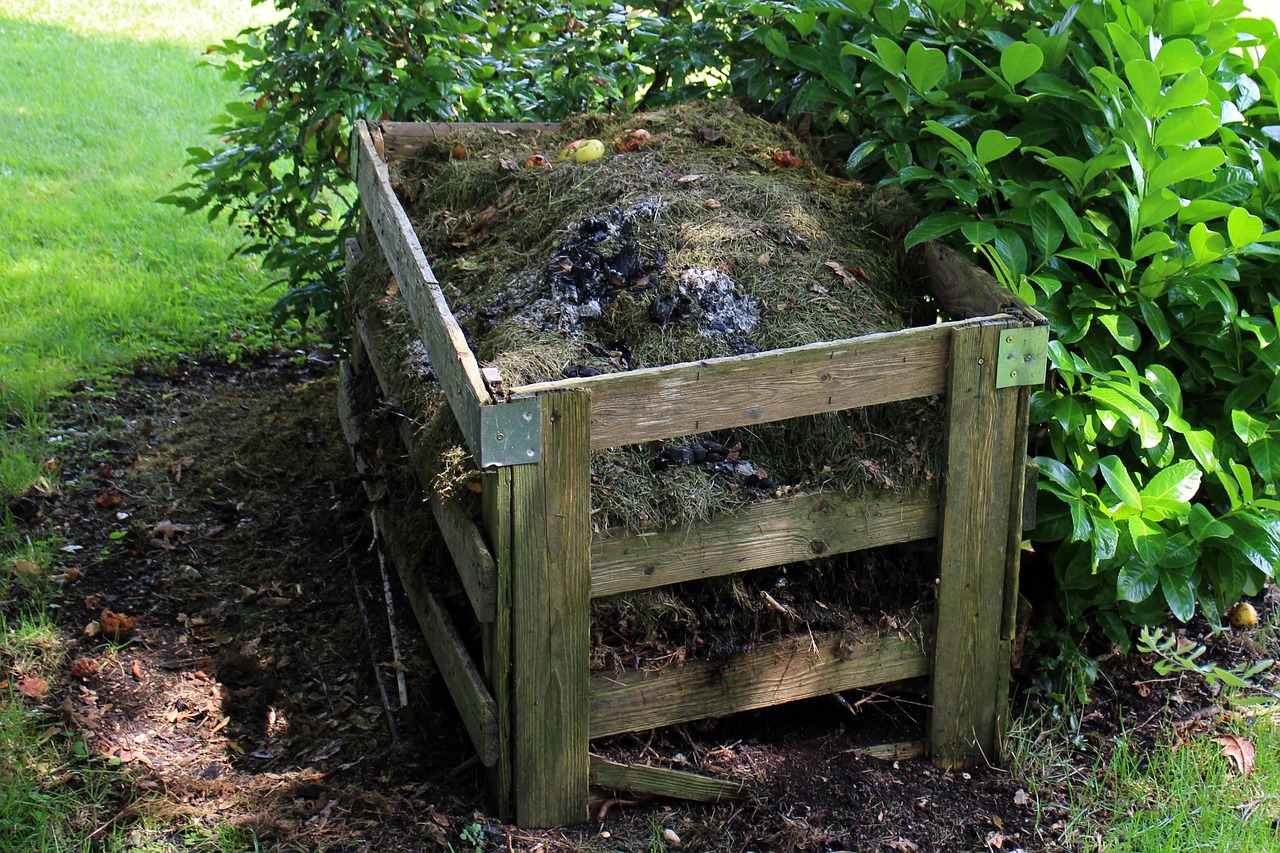 Compost fai da te in un contenitore, con materiali naturali e vegetali per fertilizzare il giardino.