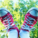 Deodorante per scarpe fai da te: ingredienti naturali in un contenitore artigianale.