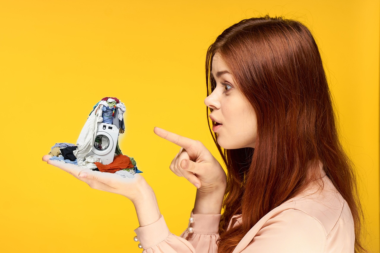 Detersivo per lavatrice versato in un misurino, con testo informativo sul dosaggio corretto.