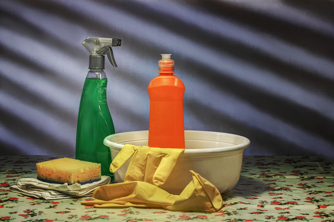 Detersivo per piatti fatto in casa con ingredienti naturali e sostenibili.