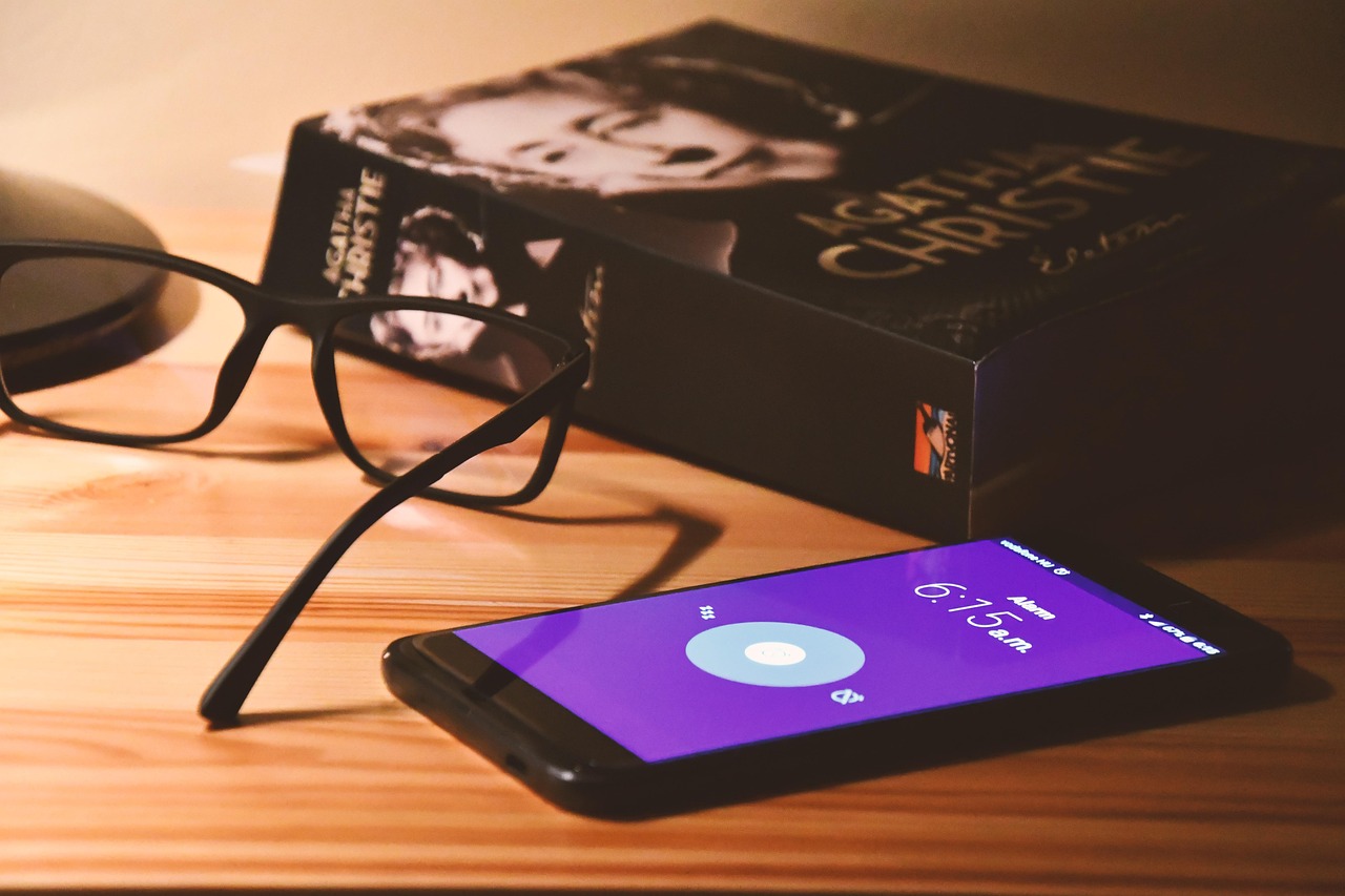 Frasi buonanotte ispiratrici per il 11 marzo 2026, con cuori e stelle sullo sfondo.