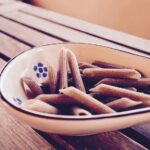 Un piatto di superfood italiano con ingredienti freschi e colorati, pronto per essere gustato.