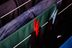 Il trucco per far asciugare i panni in casa senza umidità: ecco il metodo