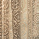 Donna che applica un rimedio naturale per sbiancare tende ingiallite senza uso di candeggina.