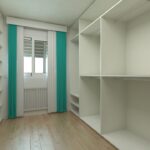 Immagine di un armadio con muffa e prodotti per la pulizia per eliminarla e prevenirla.