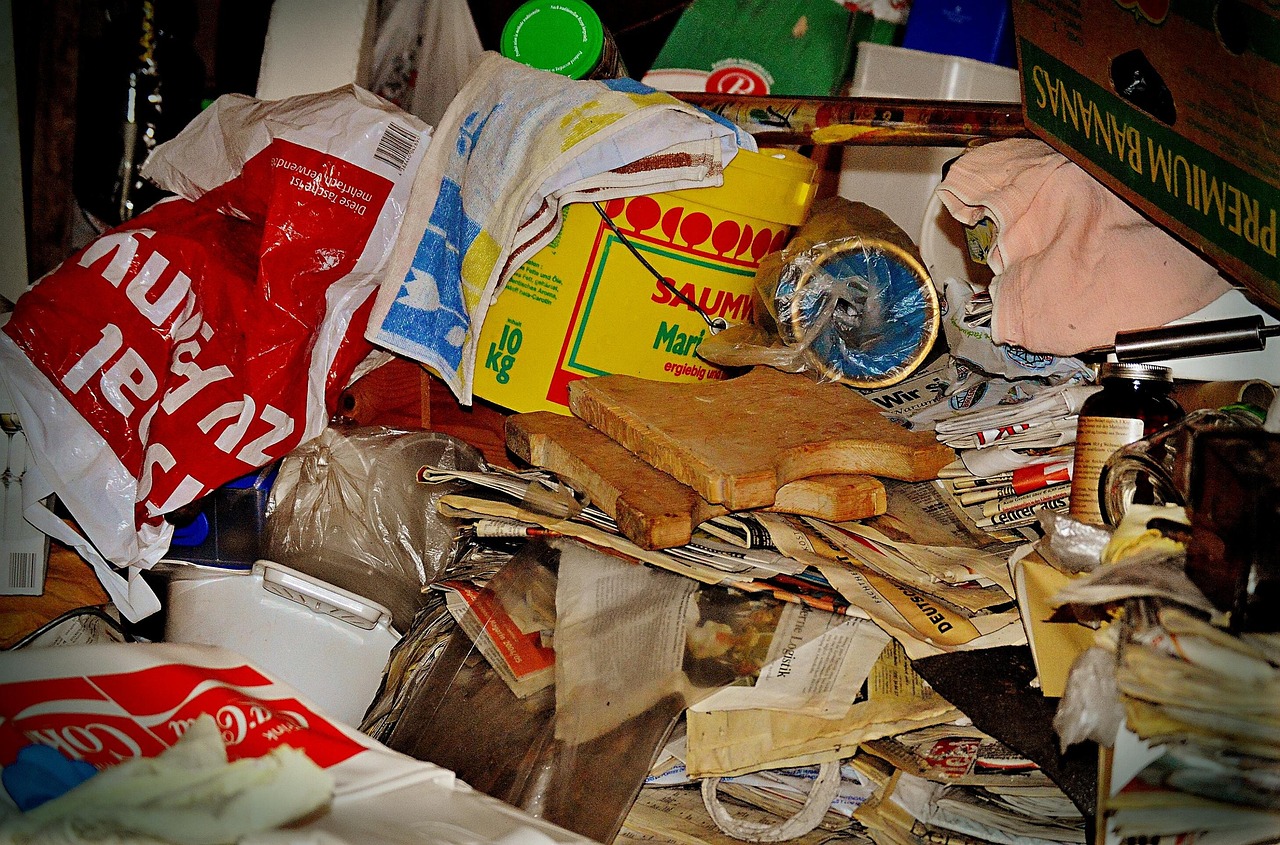 Immagine di muffa su una parete, evidenziando il problema dell'odore sgradevole in casa.