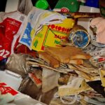 Sottoscala organizzato con mensole, contenitori e piante per ottimizzare lo spazio.