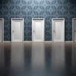 Porte interne danneggiate in fase di restauro con materiali e strumenti per il rinnovo.