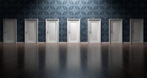 Porte interne rovinate: ecco come rinnovarle senza sostituirle