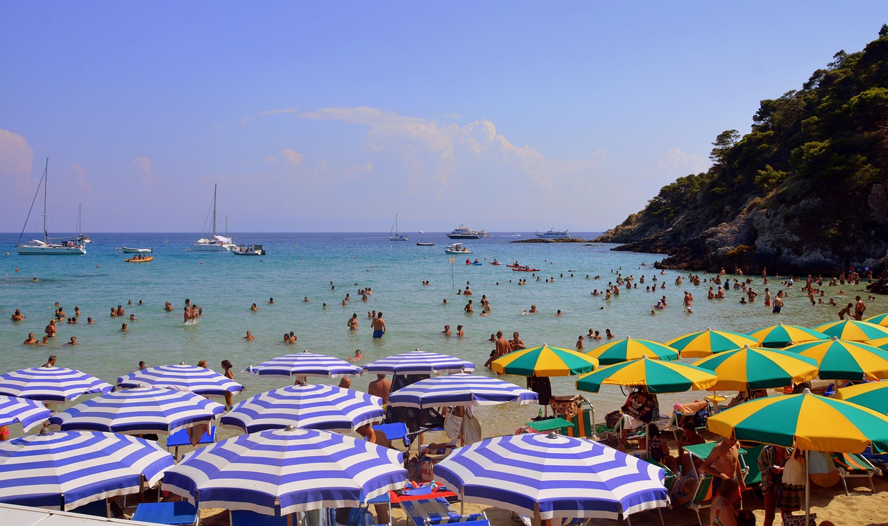 Spiaggia deserta in Sardegna, con sabbia bianca e acqua cristallina, ideale per vacanze tranquille ad agosto.