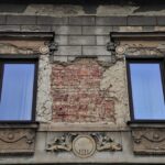 Immagine che illustra i segni dell'umidità di risalita su una parete interna.