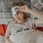 Immagine di una luna splendente con frasi ispiratrici per una buonanotte.