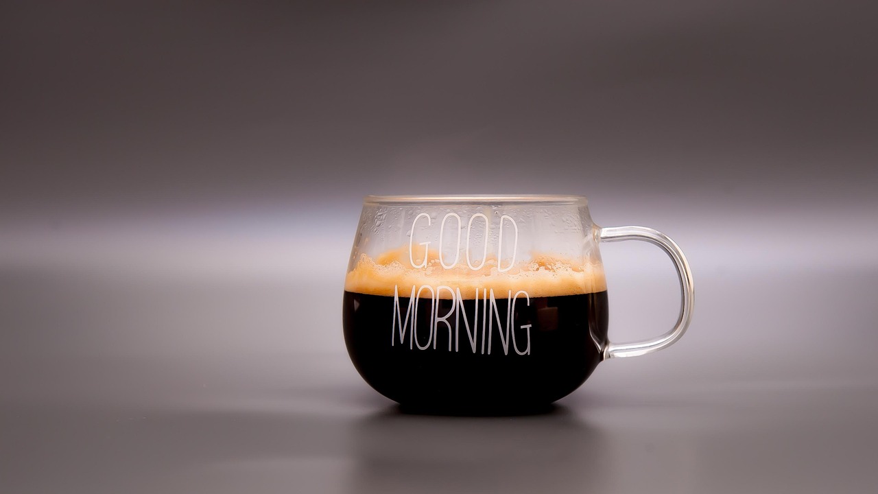 Caffè virtuale con messaggi di buongiorno per amici, 15 aprile 2026.
