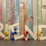 Immagine di un sole che sorge con una frase di amicizia per il buongiorno del 10 aprile 2026.