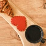 Immagine di una dolce dedica per il buongiorno all'amore, con fiori e un messaggio affettuoso.