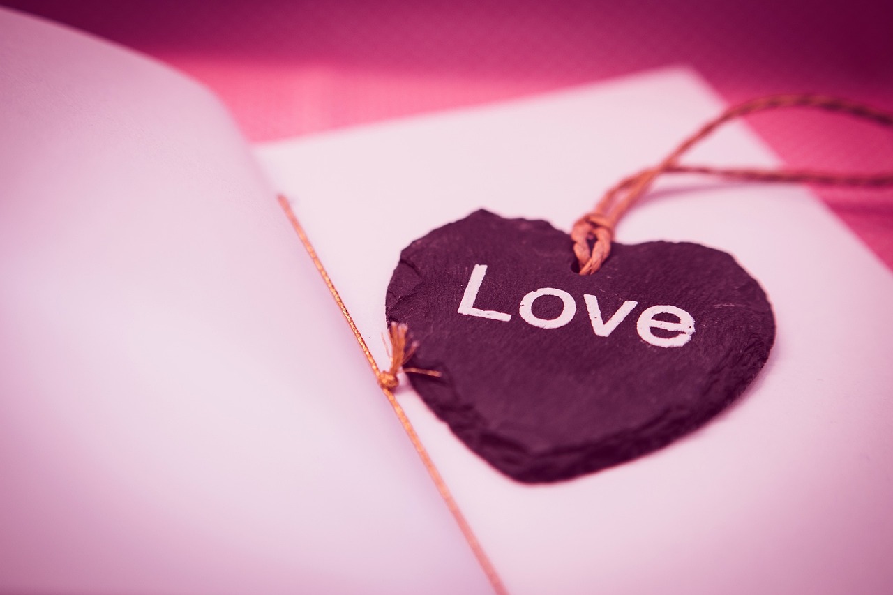 Frasi romantiche per augurare buonanotte a lui e lei, con cuori e stelle.