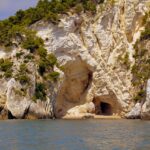 Baia delle Zagare, spiaggia di sabbia bianca e acque cristalline nel Gargano, vista panoramica suggestiva.