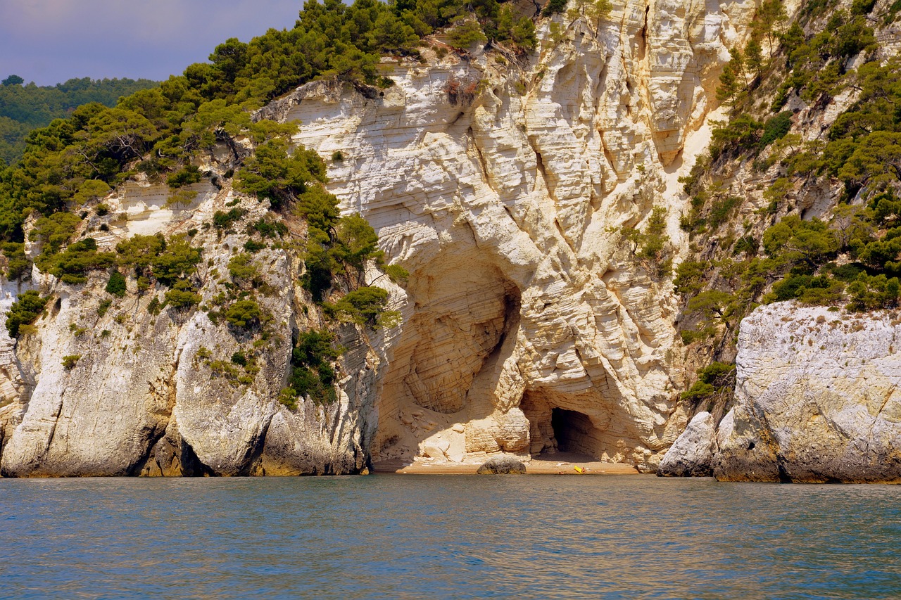 Baia delle Zagare, spiaggia di sabbia bianca e acque cristalline nel Gargano, vista panoramica suggestiva.